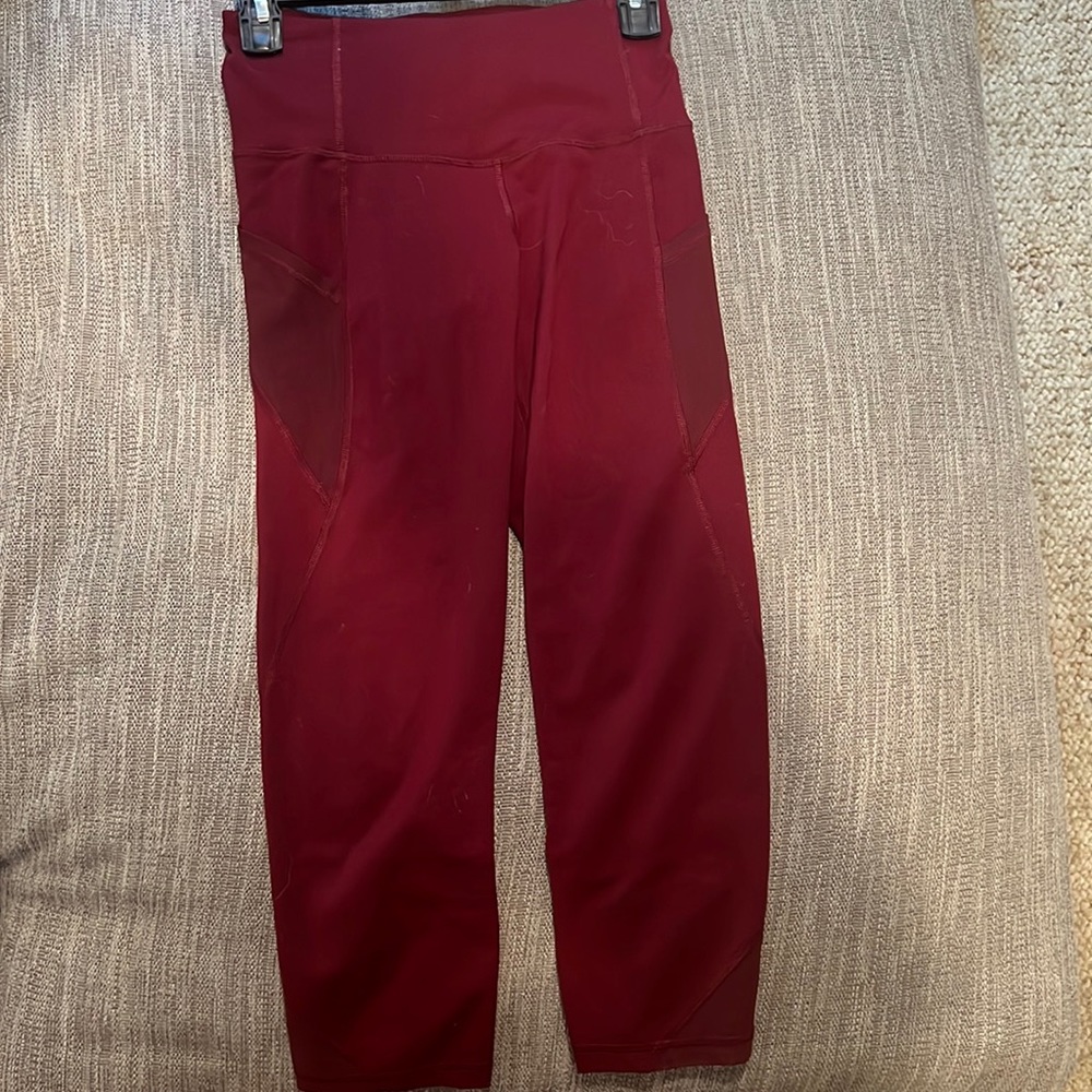 Old Navy Active Go-Dry Small Cropped Side Pockets Cranberry Workout Leggings
